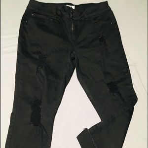 Black Capri - Ripped Jeans